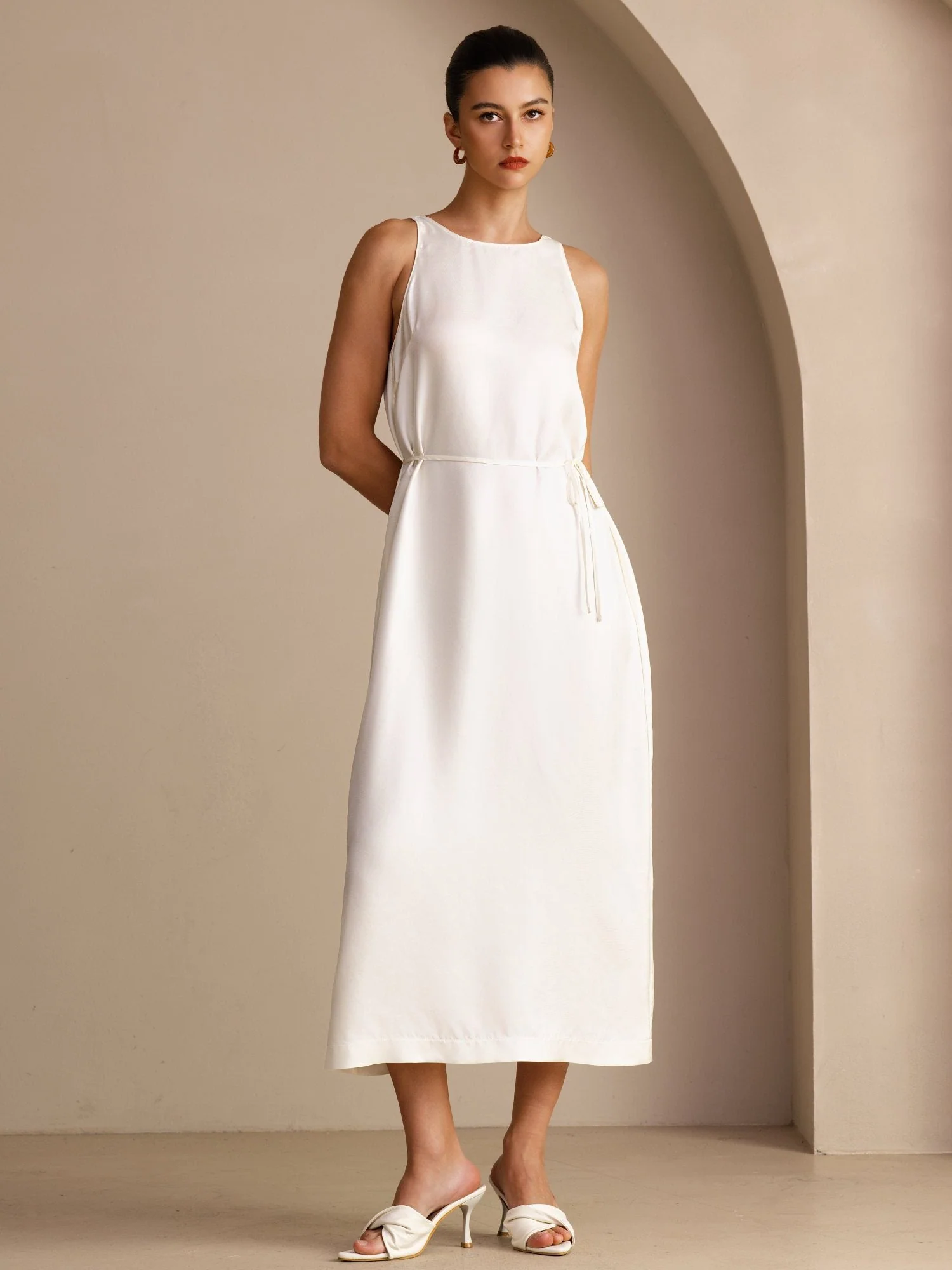 Midi Kleid Aus 100 Prozent Maulbeerseide Mit Rundhalsausschnitt Ärmellosem Design Und Bindegürtel - Image 10
