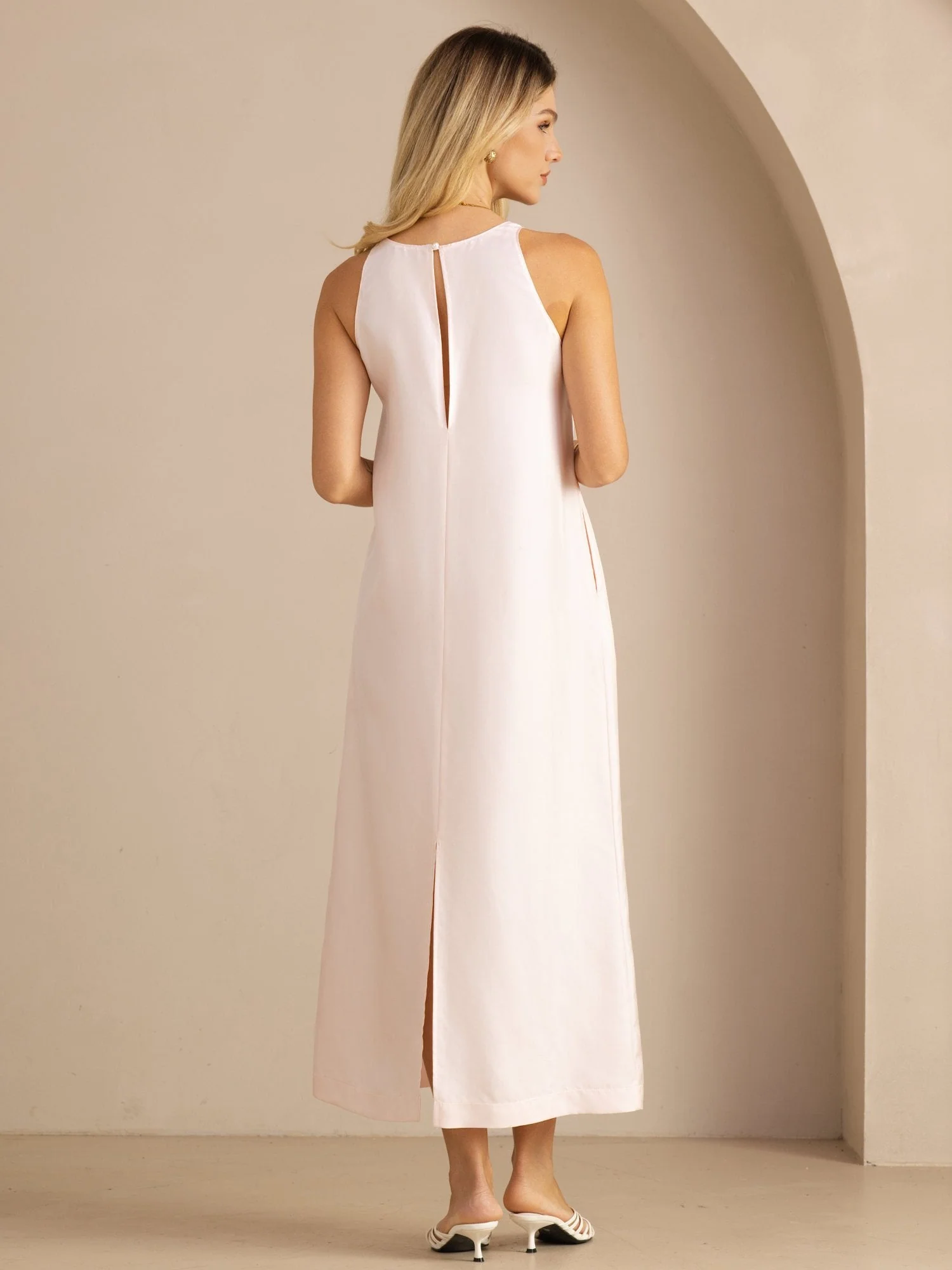 Midi Kleid Aus 100 Prozent Maulbeerseide Mit Rundhalsausschnitt Ärmellosem Design Und Bindegürtel - Image 15