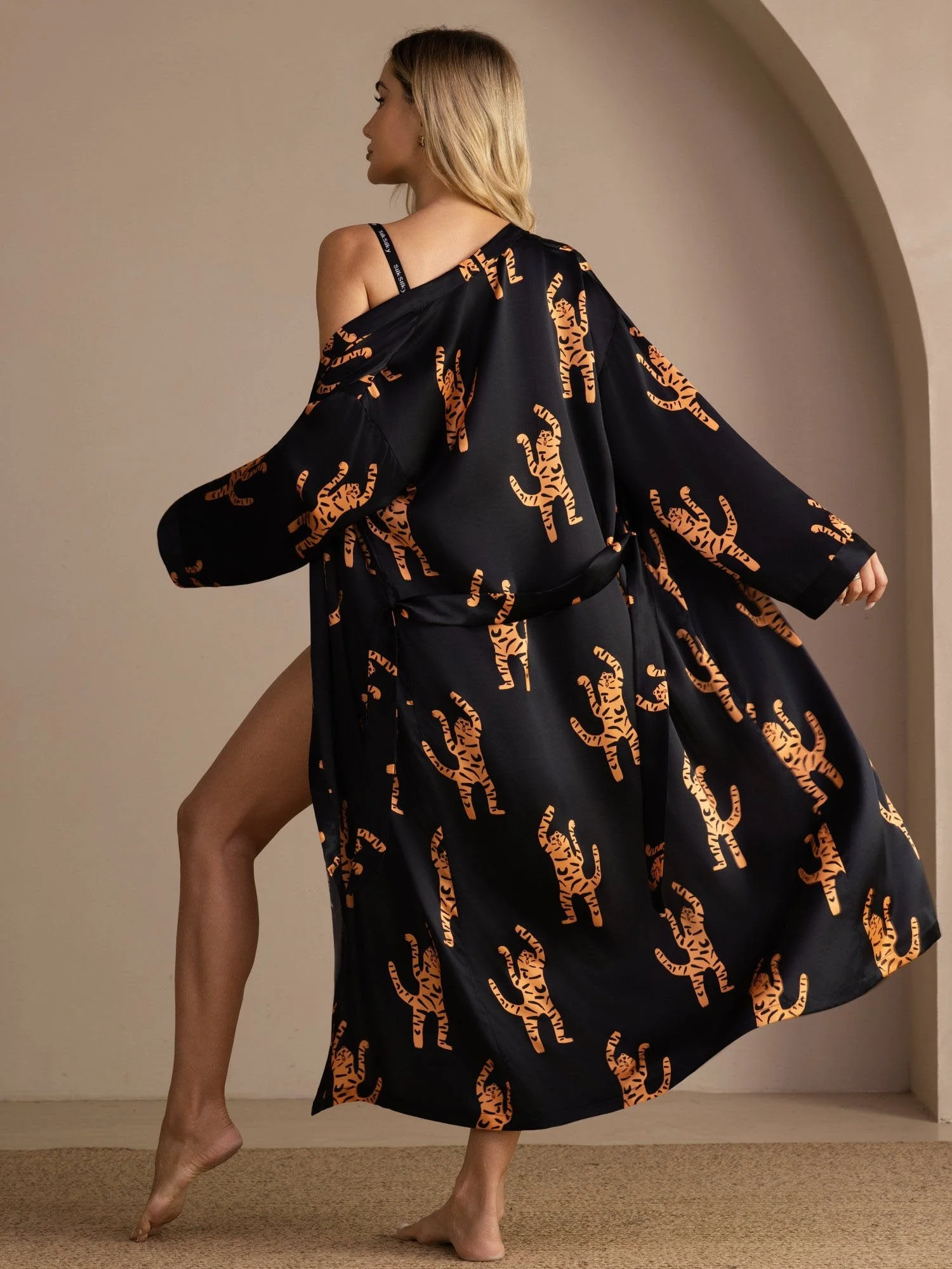 100% Maulbeerseide Damen Midi Morgenmantel Mit Tiger Print Und Gürtel - Image 2