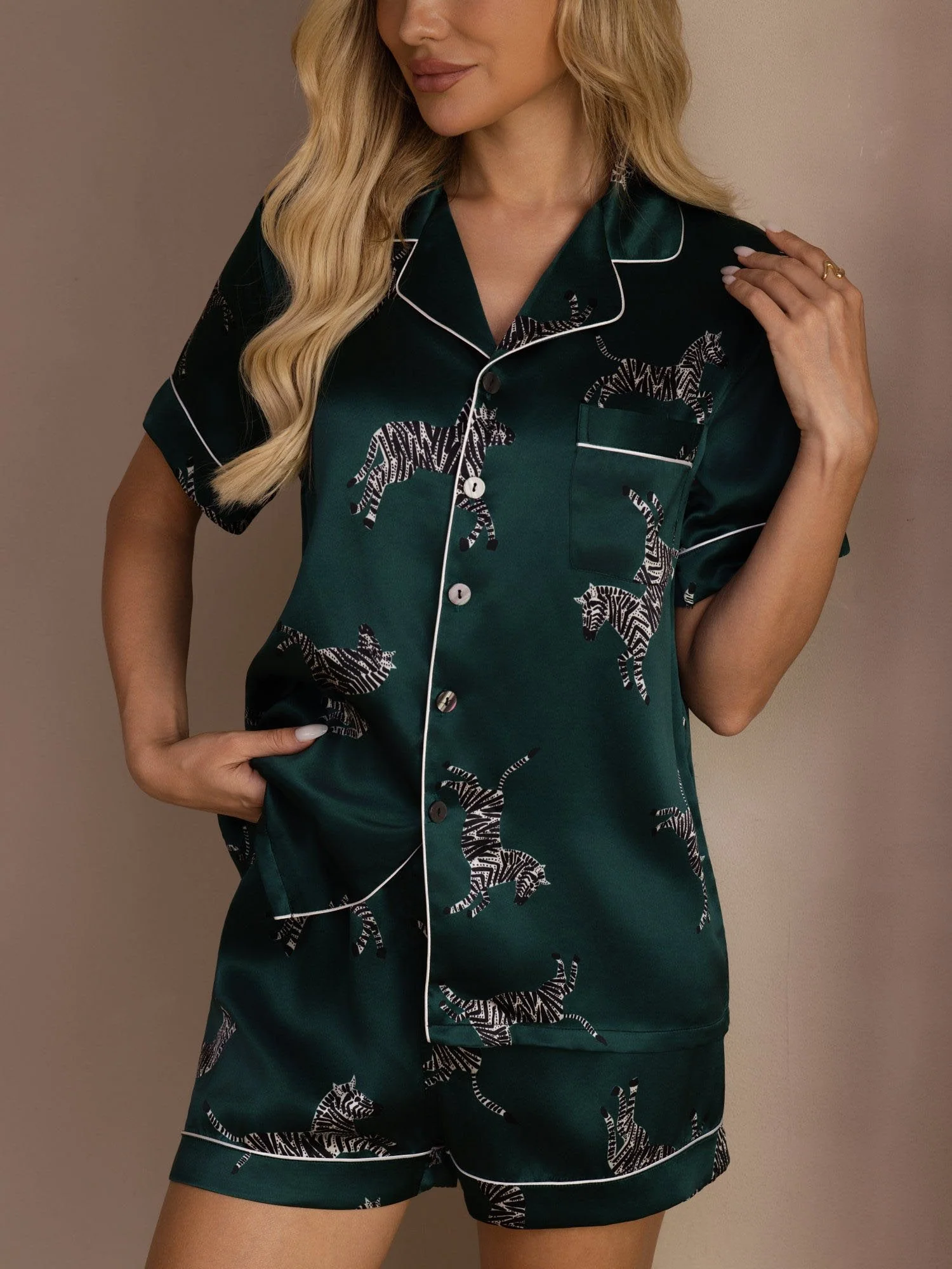 100% Maulbeerseide Damen Kurzararm Knopf Pyjama Set Mit Zebra Print - Image 5