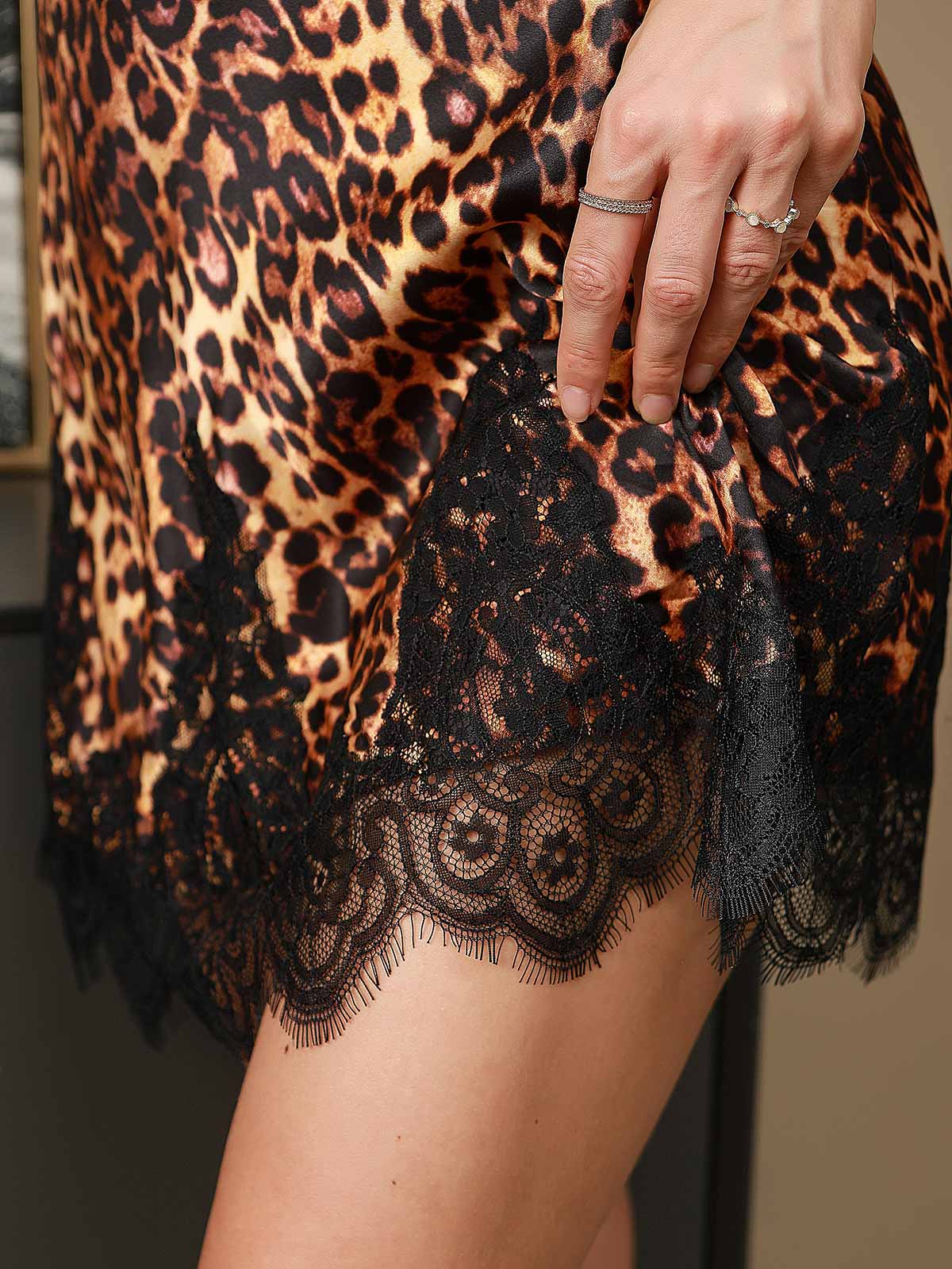 Reine Seide Leopardenprint Spaghetti-Träger V-Ausschnitt Kurzes Nachthemd Mit Spitzenbesatz - Image 8