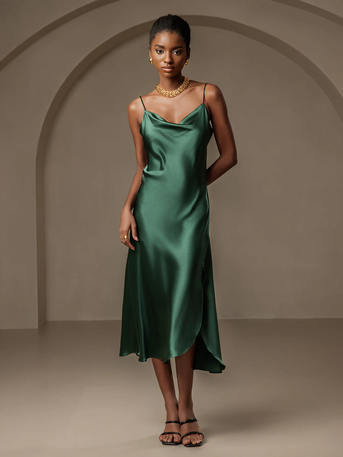 Reines Seidenkleid mit Spaghettiträgern und Schlitz