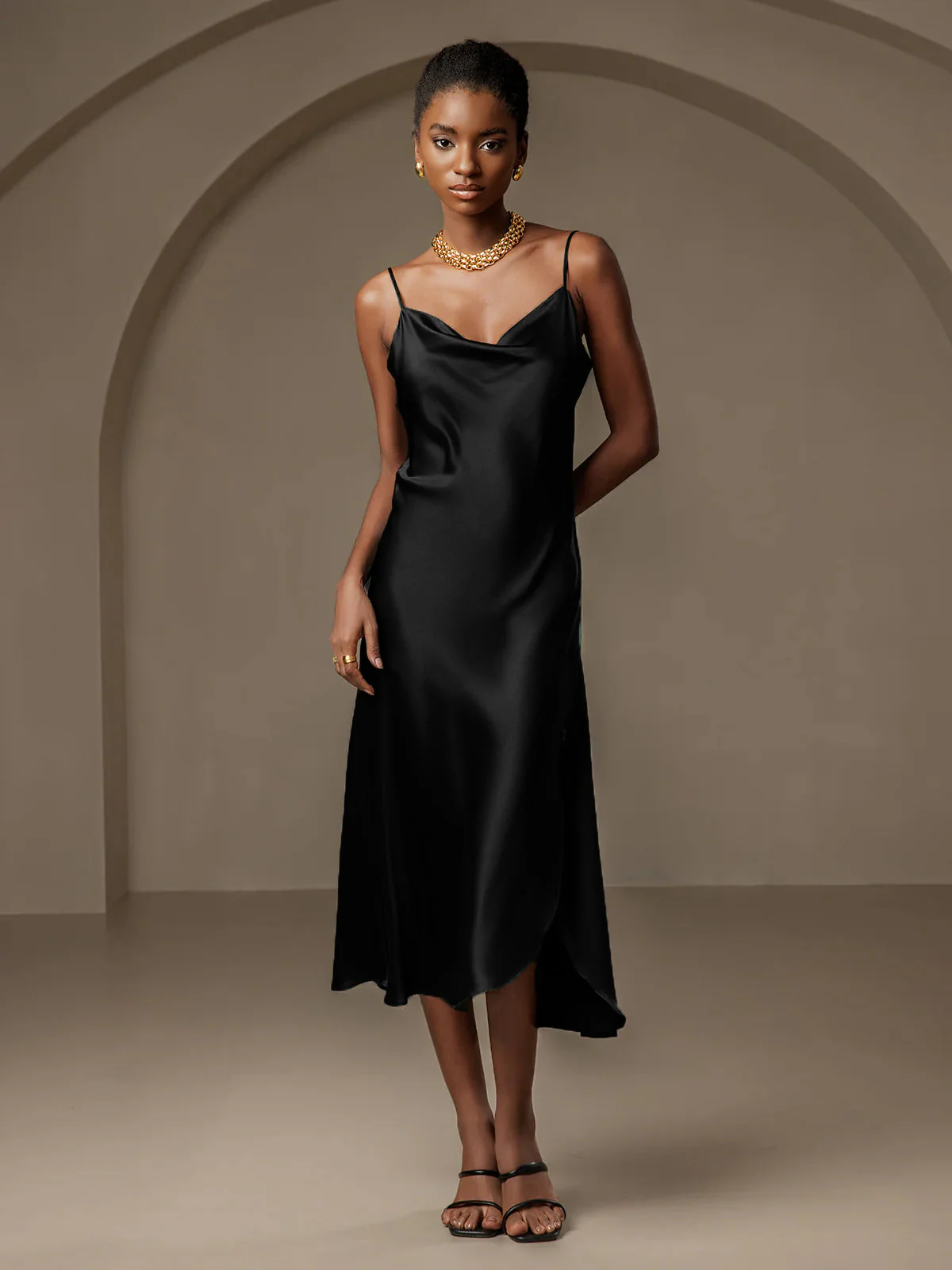 Reines Seidenkleid mit Spaghettiträgern und Schlitz - Image 8