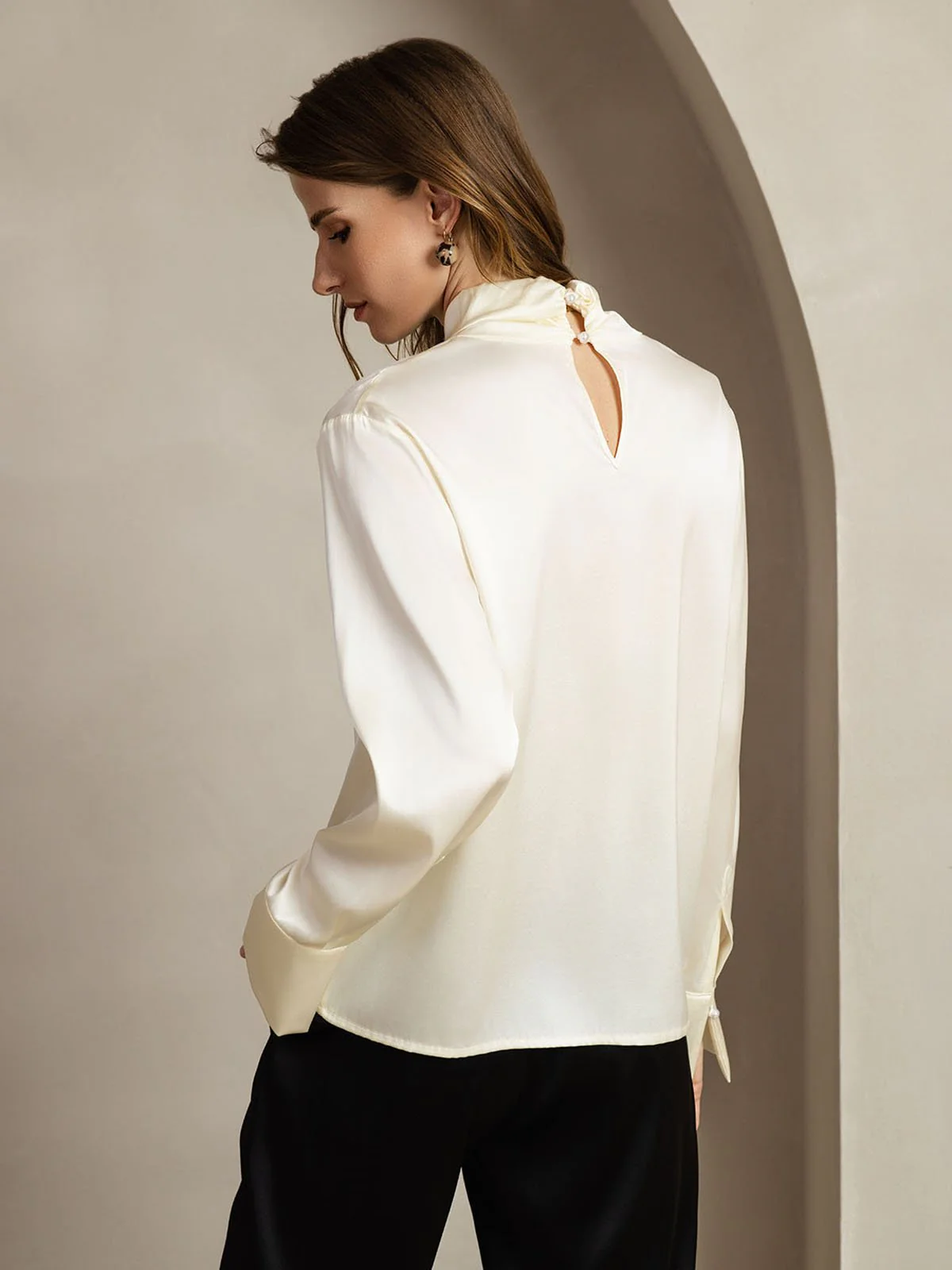 19 Momme Seide Bluse Mit Schlüssellochausschnitt Und Perlenknöpfen - Image 15