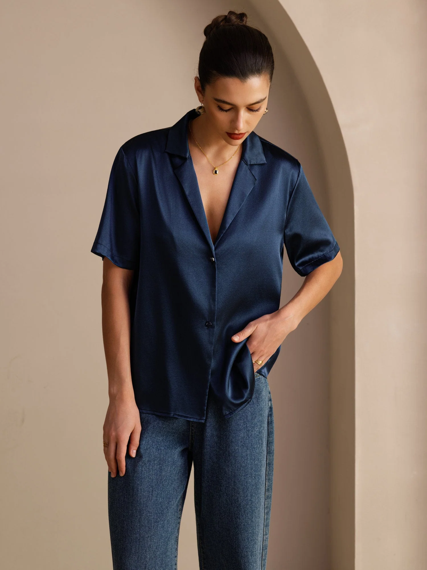 19Momme Seidenbluse für Damen mit kurzem Ärmel, Reverskragen und Knopfverschluss - Image 12