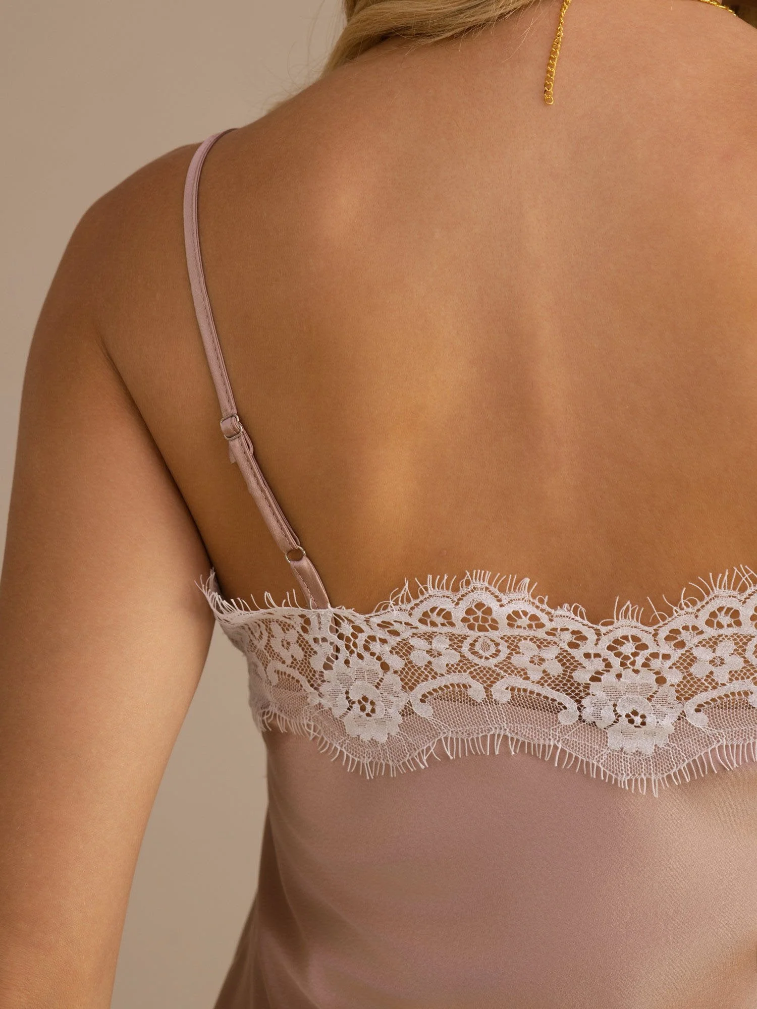 19Momme Seiden Damen Verstellbares Spaghettiträger V Ausschnitt Spitzenbesatz Camisole Top - Image 4