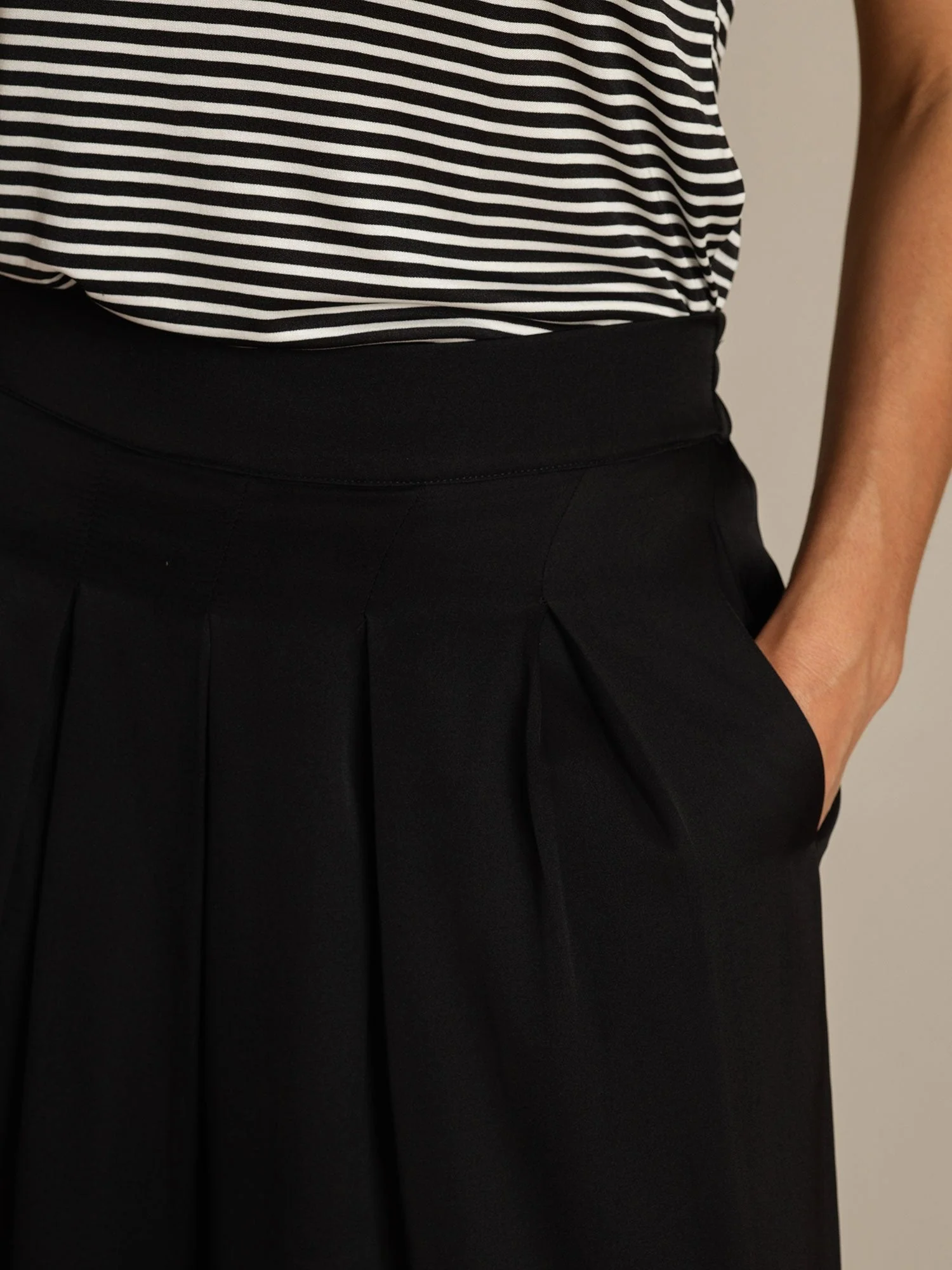 Damen 19Momme Seide Hohe Taille Plissierte Weite Capri Hose - Image 4