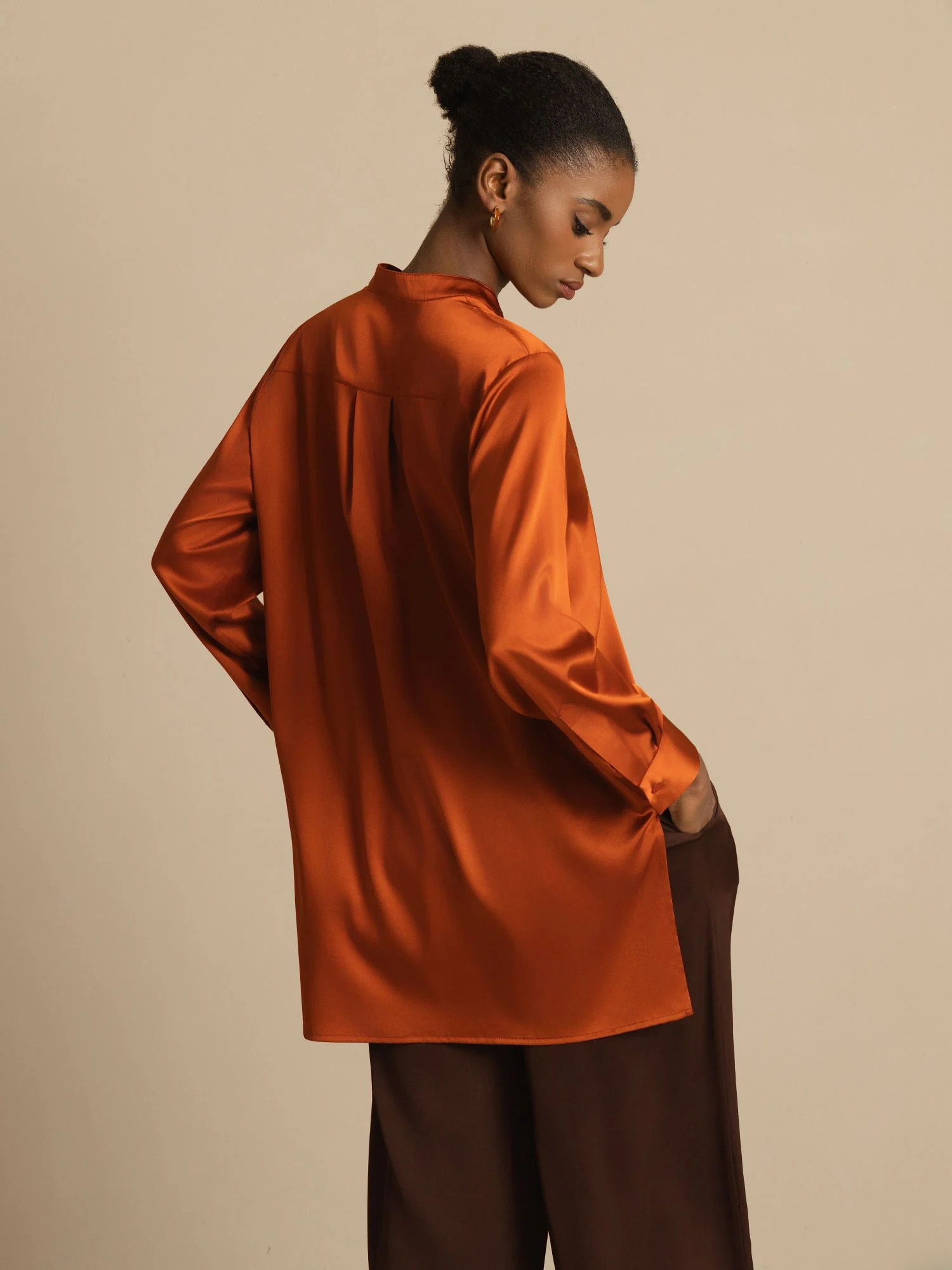 19Momme Seide Damen Standkragen High-Low Bluse Mit Knopfdetails - Image 10
