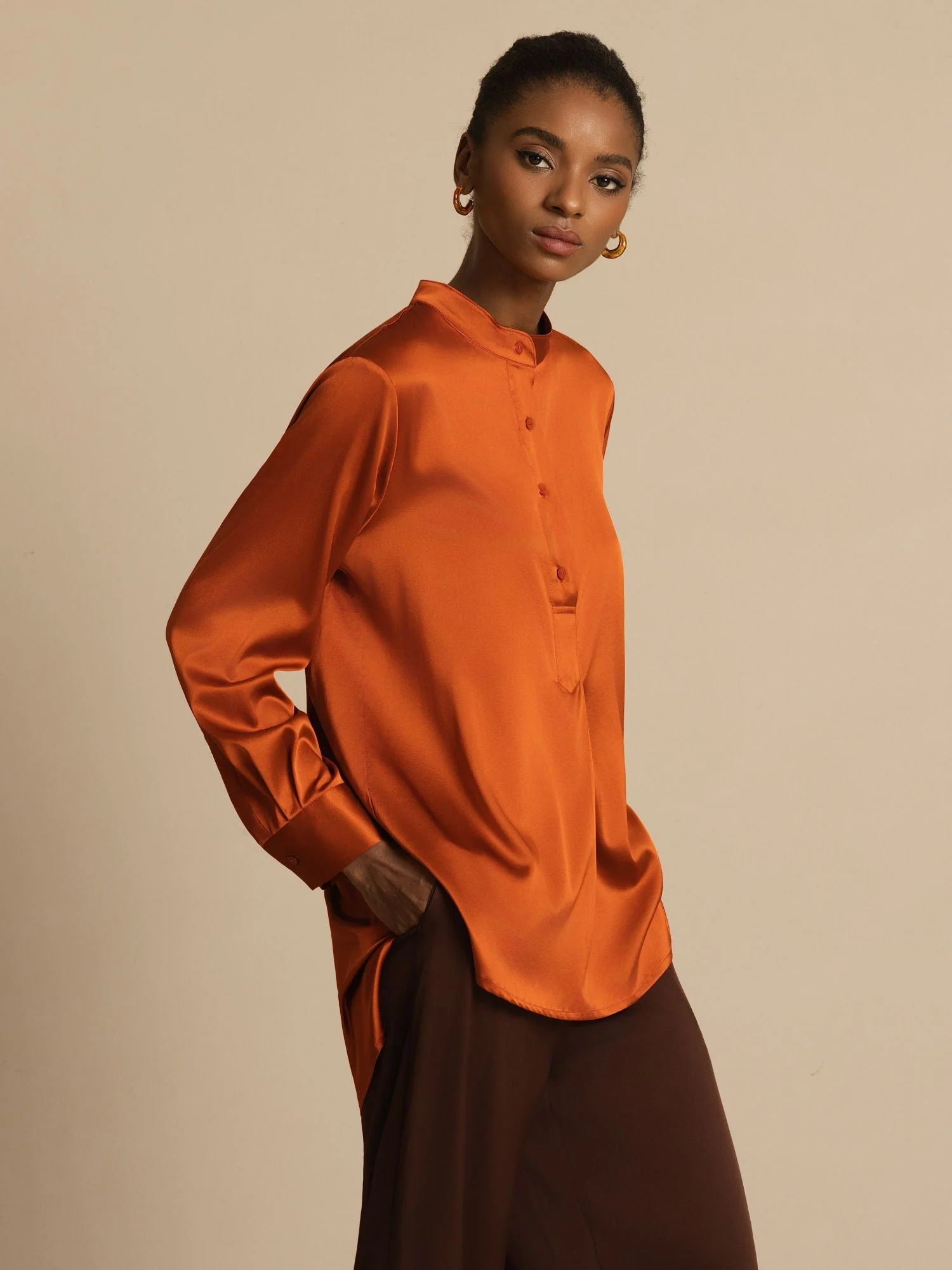 19Momme Seide Damen Standkragen High-Low Bluse Mit Knopfdetails - Image 11