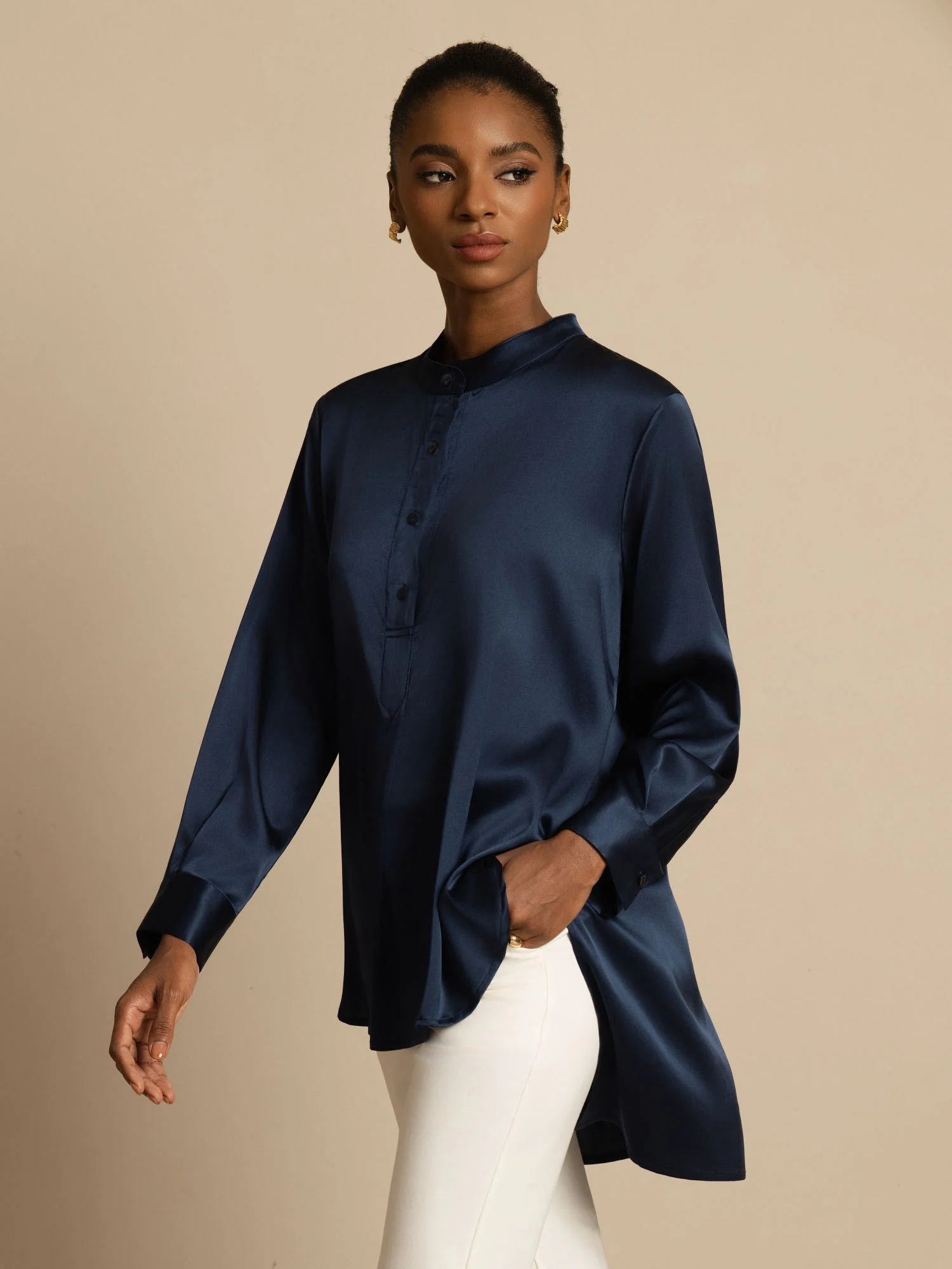 19Momme Seide Damen Standkragen High-Low Bluse Mit Knopfdetails - Image 4