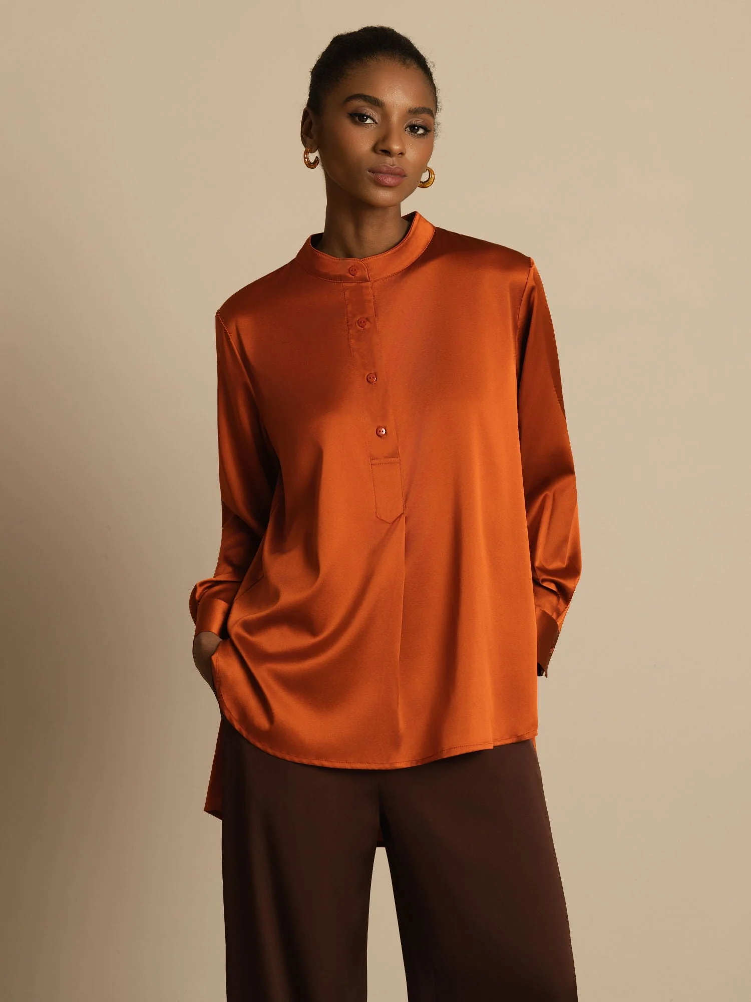 19Momme Seide Damen Standkragen High-Low Bluse Mit Knopfdetails - Image 9