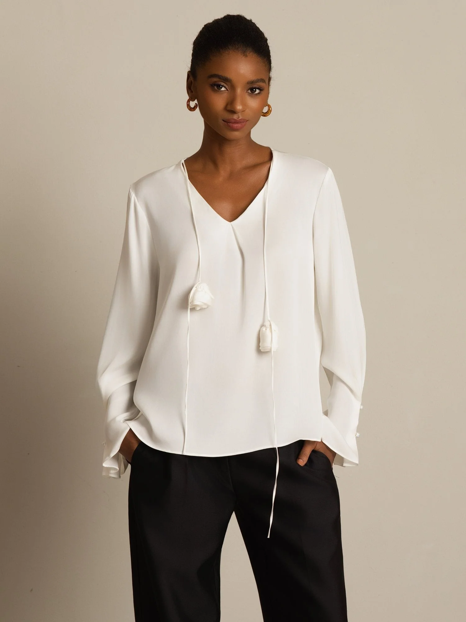 19Momme Seiden Damen V-Ausschnitt Langarm Bluse Mit 3D Rosen Detail - Image 3
