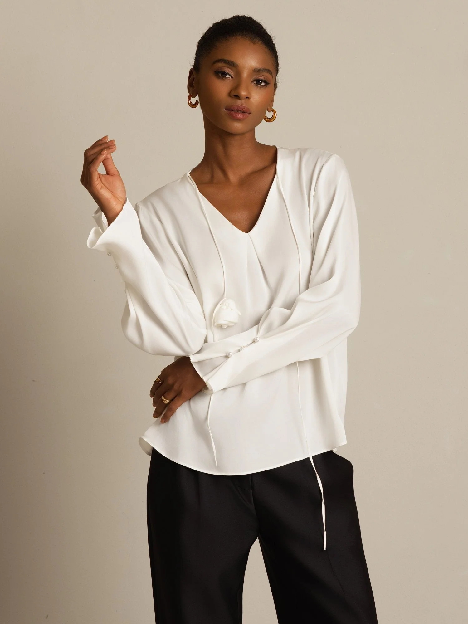 19Momme Seiden Damen V-Ausschnitt Langarm Bluse Mit 3D Rosen Detail - Image 4