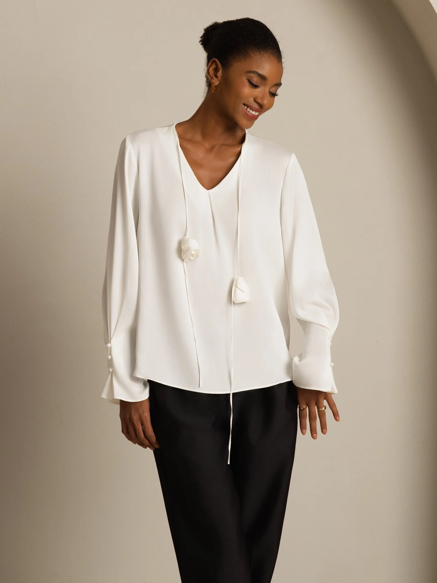 19Momme Seiden Damen V-Ausschnitt Langarm Bluse Mit 3D Rosen Detail - Image 5