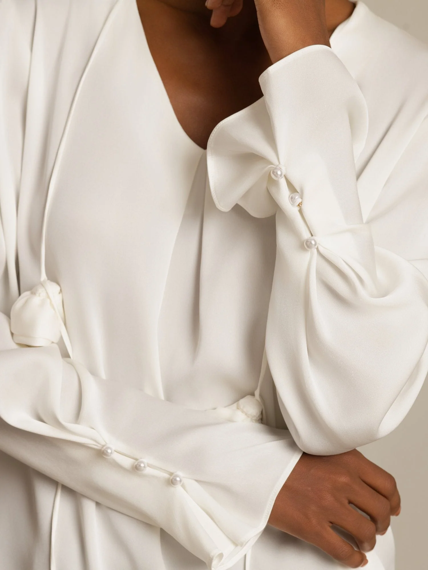 19Momme Seiden Damen V-Ausschnitt Langarm Bluse Mit 3D Rosen Detail - Image 6