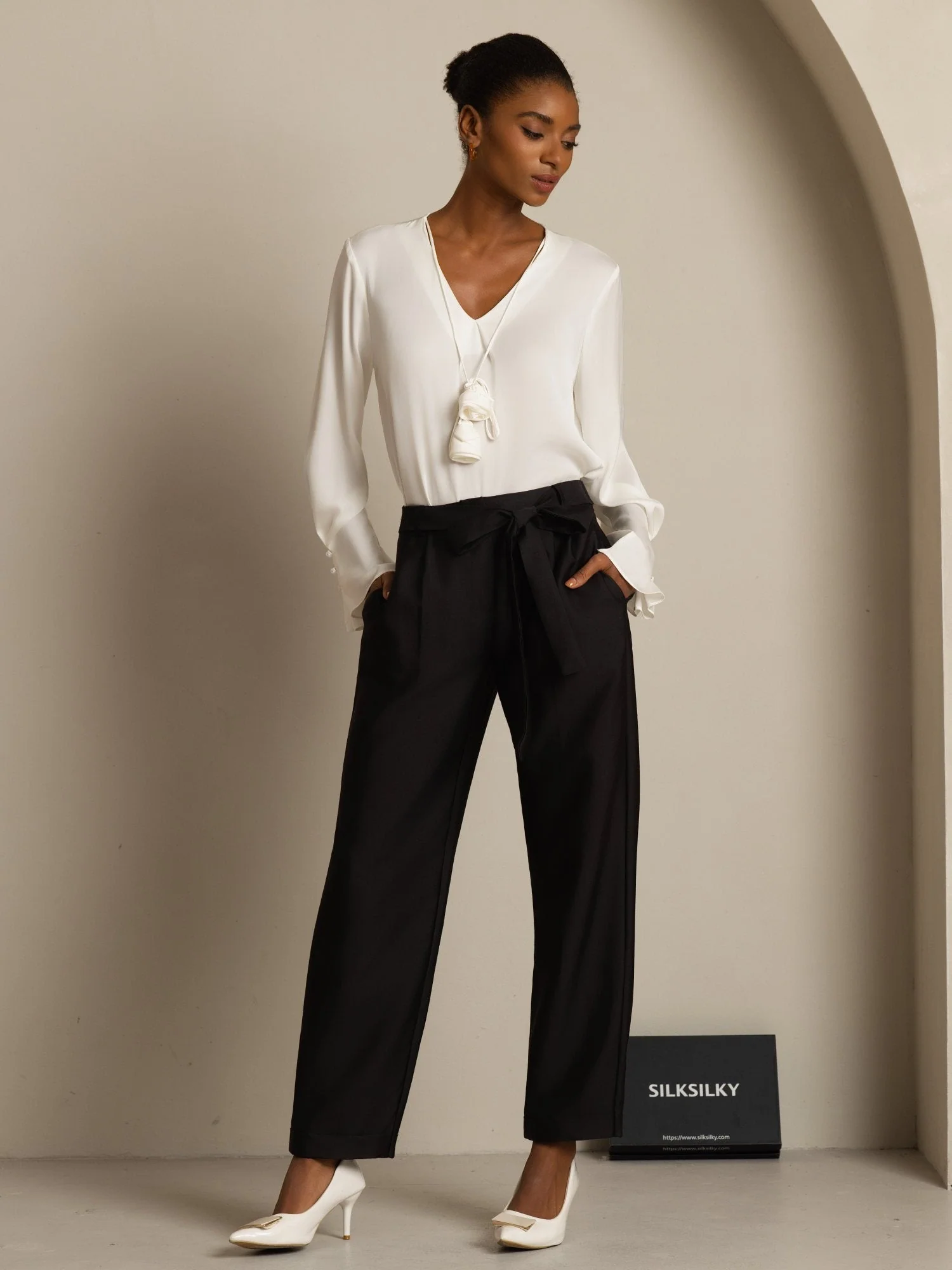 19Momme Seiden Damen V-Ausschnitt Langarm Bluse Mit 3D Rosen Detail - Image 7
