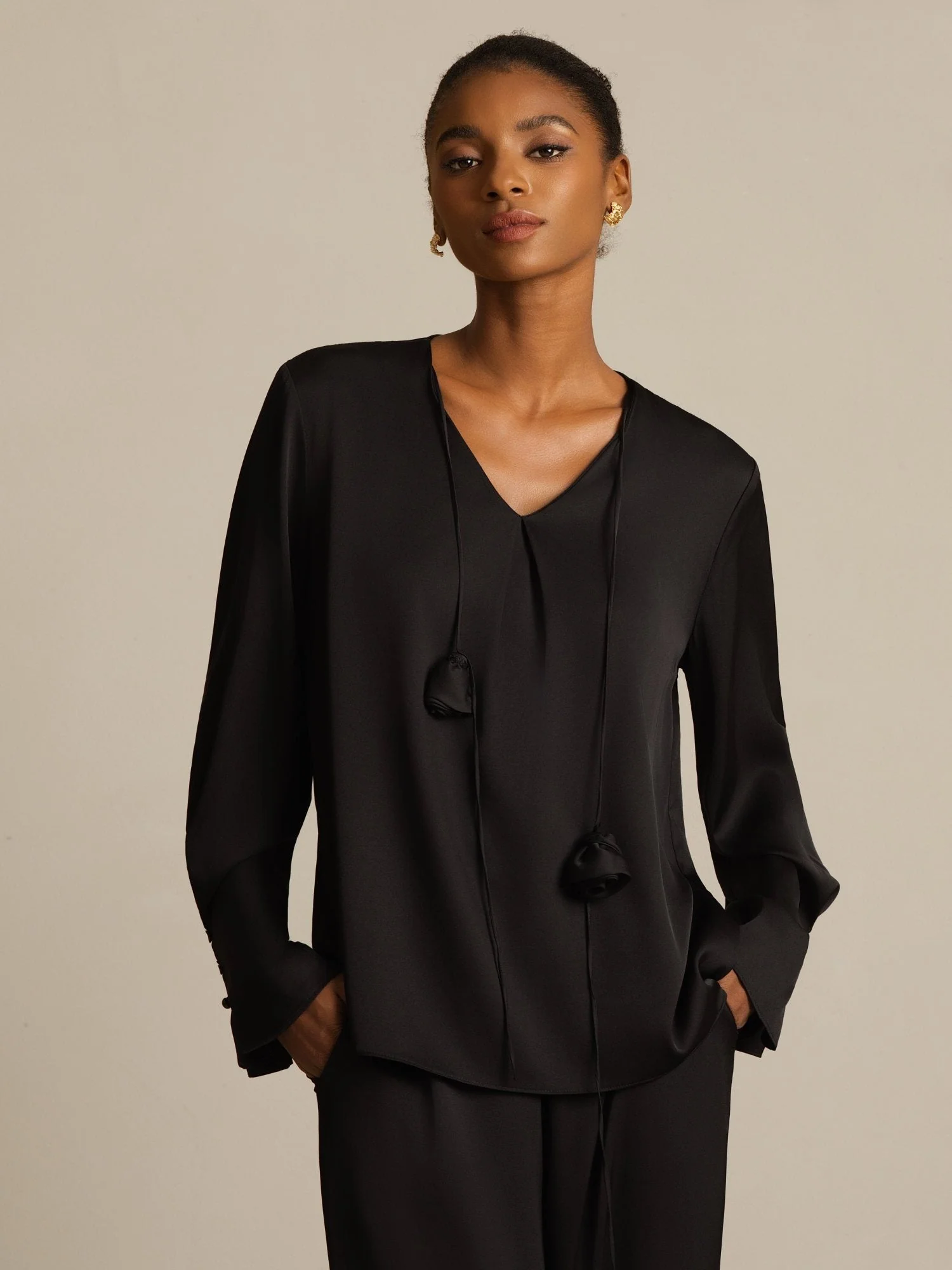 19Momme Seiden Damen V-Ausschnitt Langarm Bluse Mit 3D Rosen Detail - Image 9