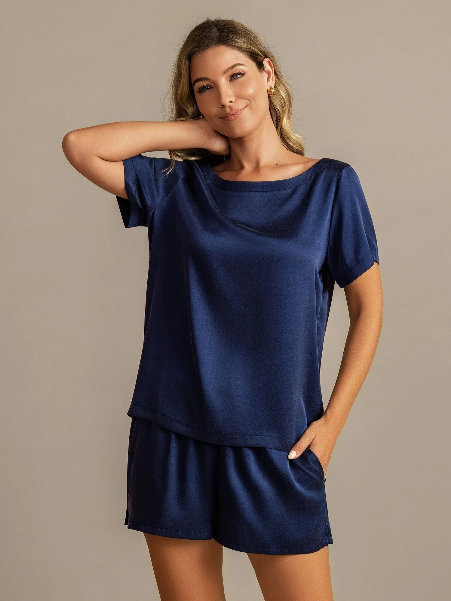 19Momme Damen Seiden Kurzarm Rundkragen Pyjama Set mit Seitentaschen Design - Image 3