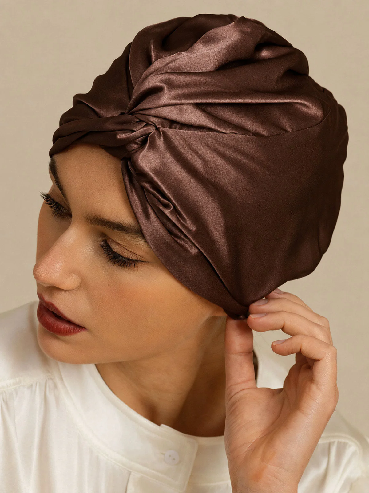 Haarhaube aus 22Momme reiner Seide mit Knotendesign vorne und verstellbarem Knopfverschluss - Image 36