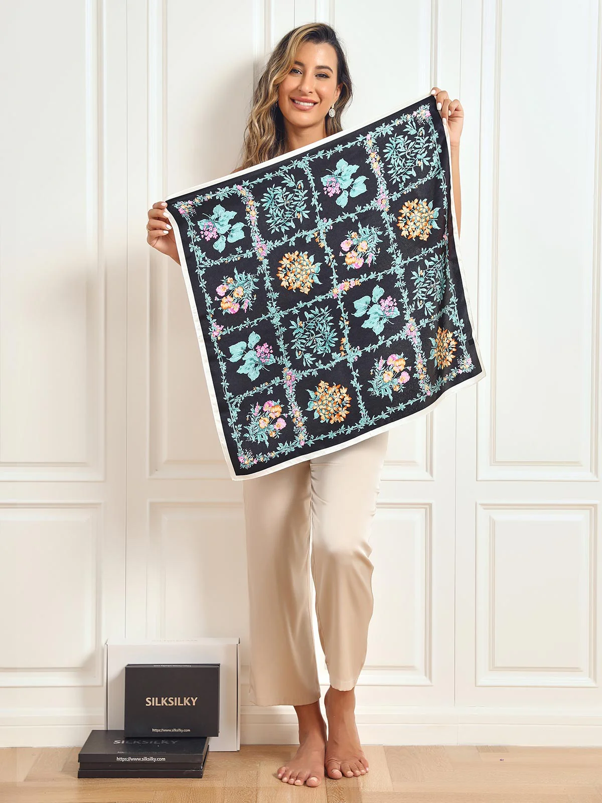 Quadratischer Schal mit Blumenmuster aus reiner Seide 68 x 68 cm / 26,8 - Image 6