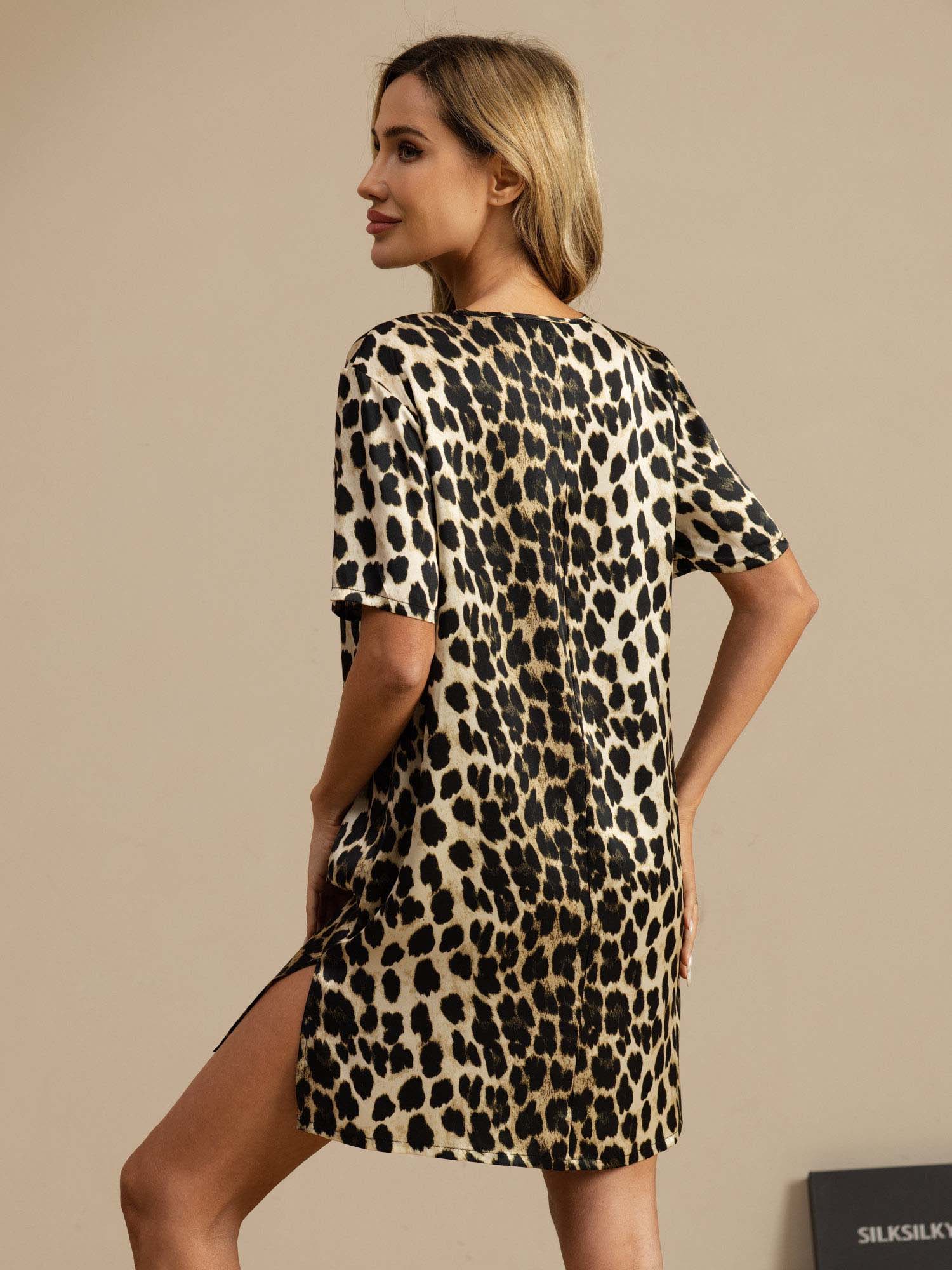 Pure Silk Halbarm V-Ausschnitt Leopardenmuster Kurzes Nachthemd mit Schlitzdesign - Image 2