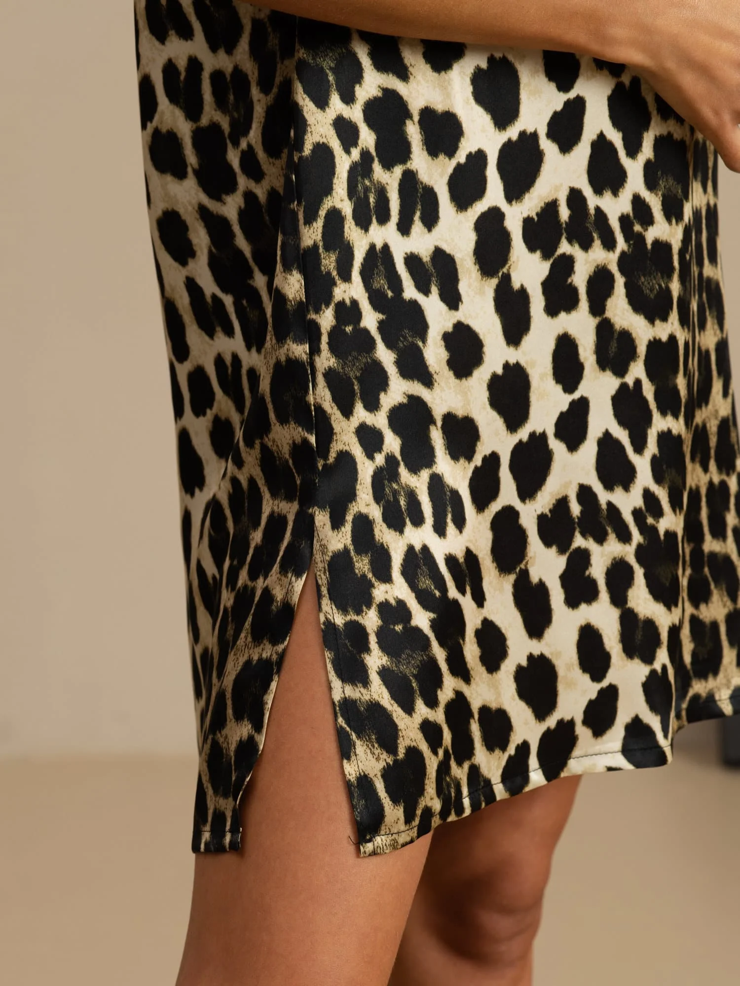 Pure Silk Halbarm V-Ausschnitt Leopardenmuster Kurzes Nachthemd mit Schlitzdesign - Image 5