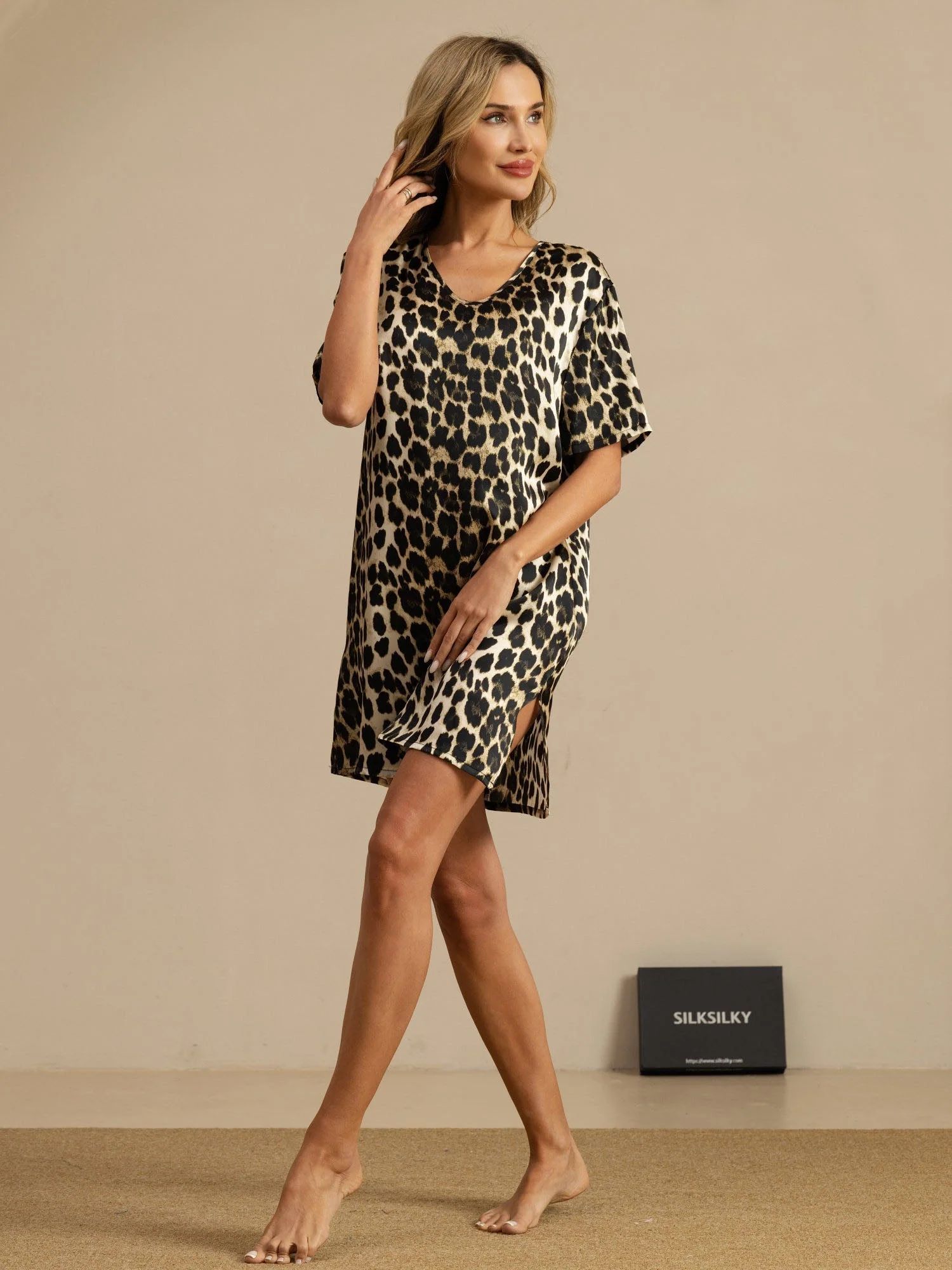 Pure Silk Halbarm V-Ausschnitt Leopardenmuster Kurzes Nachthemd mit Schlitzdesign - Image 6