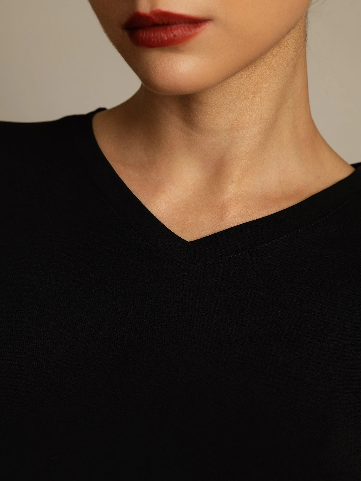 Pure Seide V-Ausschnitt Damen T-Shirt - Image 4