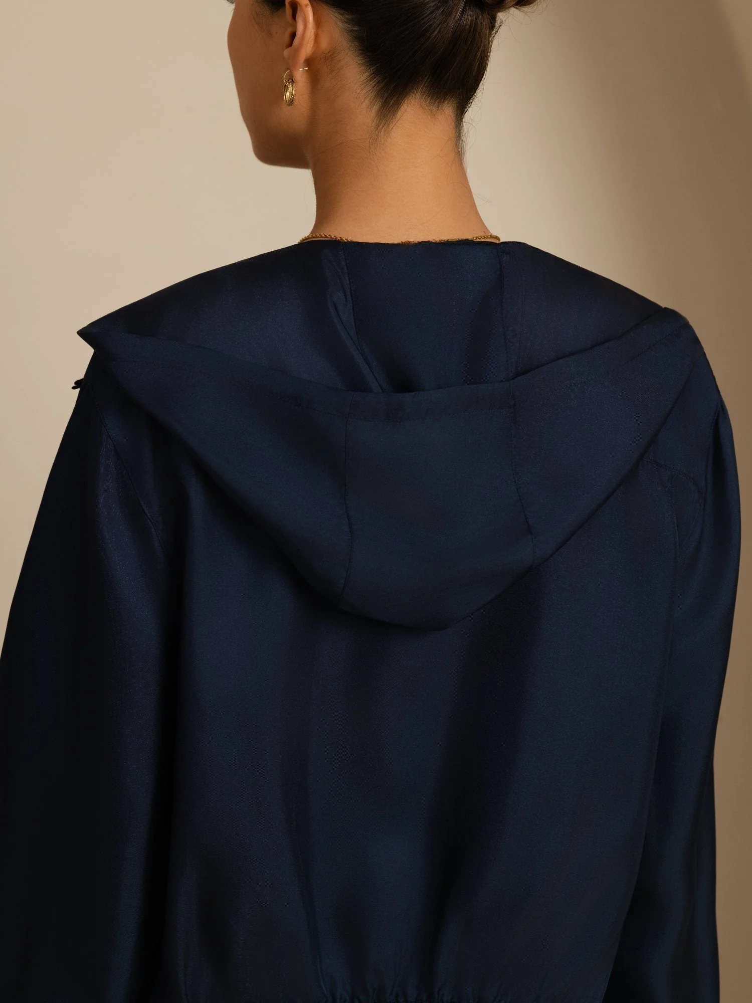 Kurze Kapuzenjacke Für Damen Aus Reiner Seide Mit Taschen - Image 25
