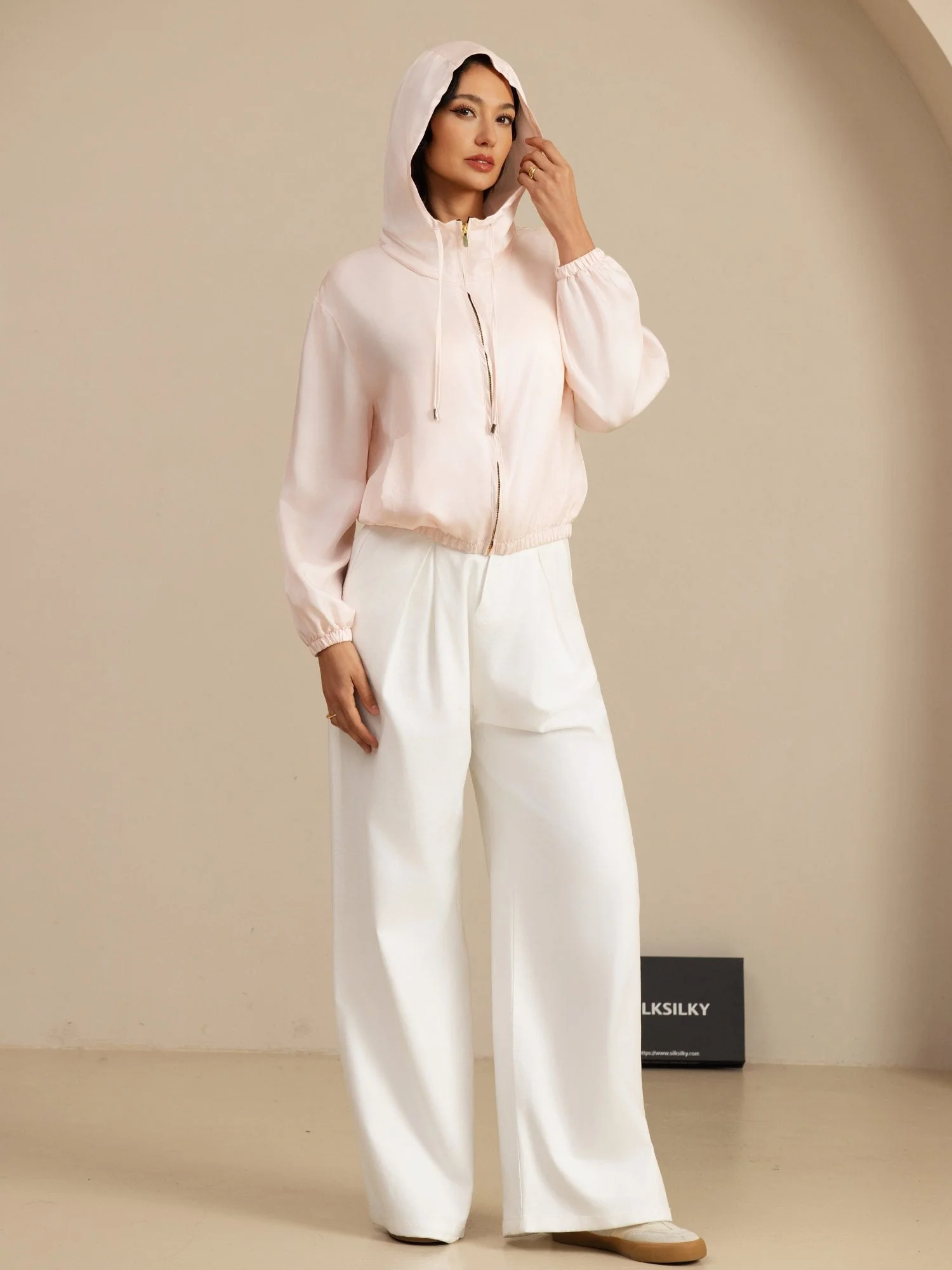 Kurze Kapuzenjacke Für Damen Aus Reiner Seide Mit Taschen - Image 7
