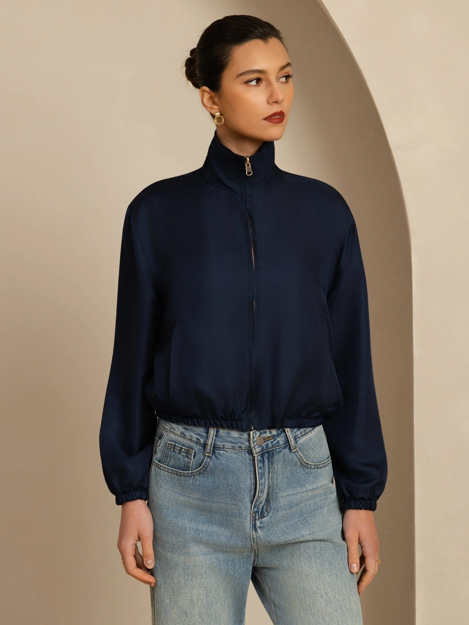 Wende-Kurze Damenjacke Aus Reiner Seide Mit Stehkragen Und Taschen - Image 12