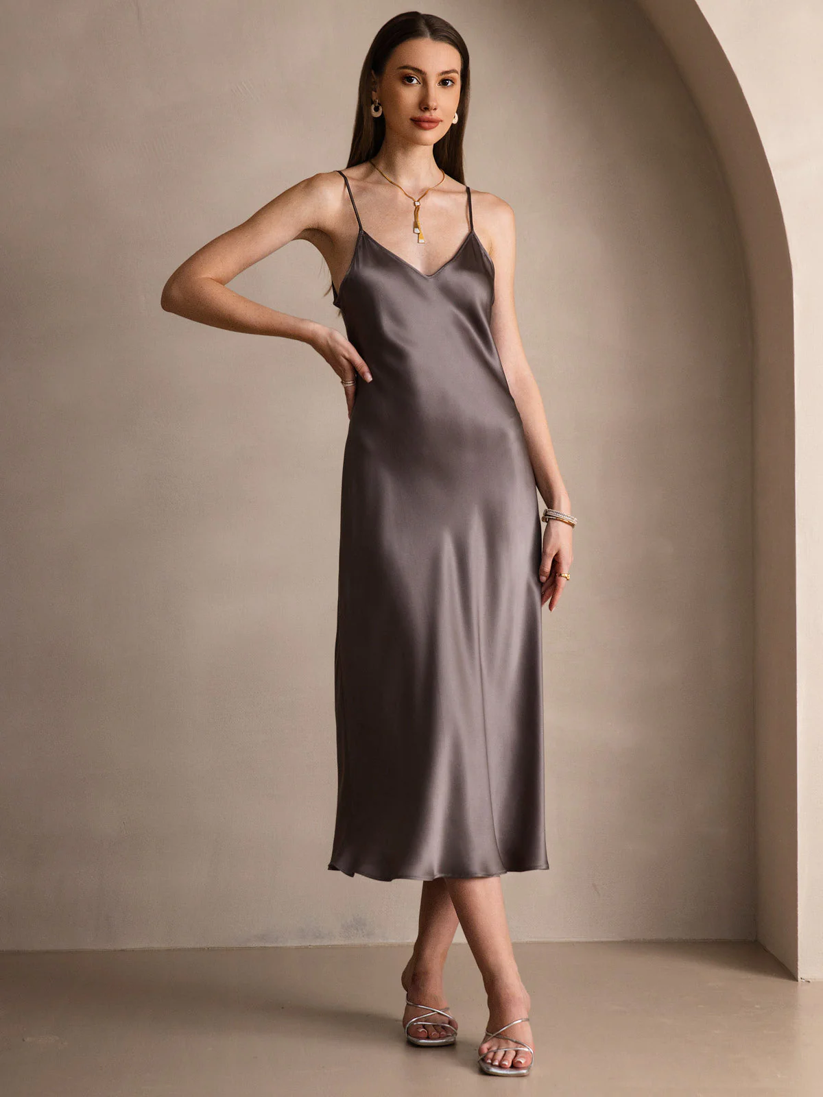 Langes Seidenkleid mit Spaghettiträgern - Image 63