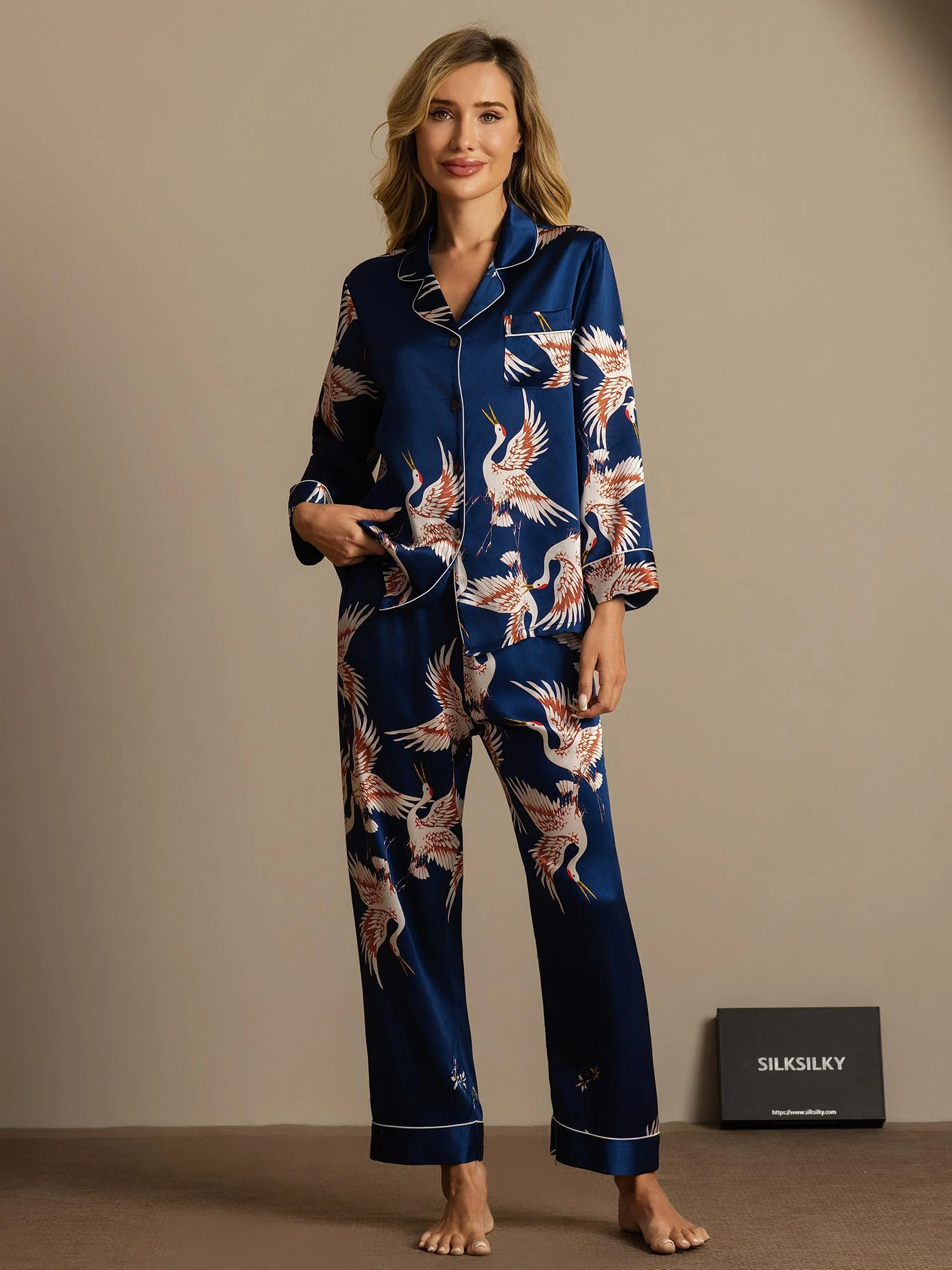 19Momme Damen Reines Seidenpyjama Set Mit Kranichdruck Und Langarmkragen - Image 15