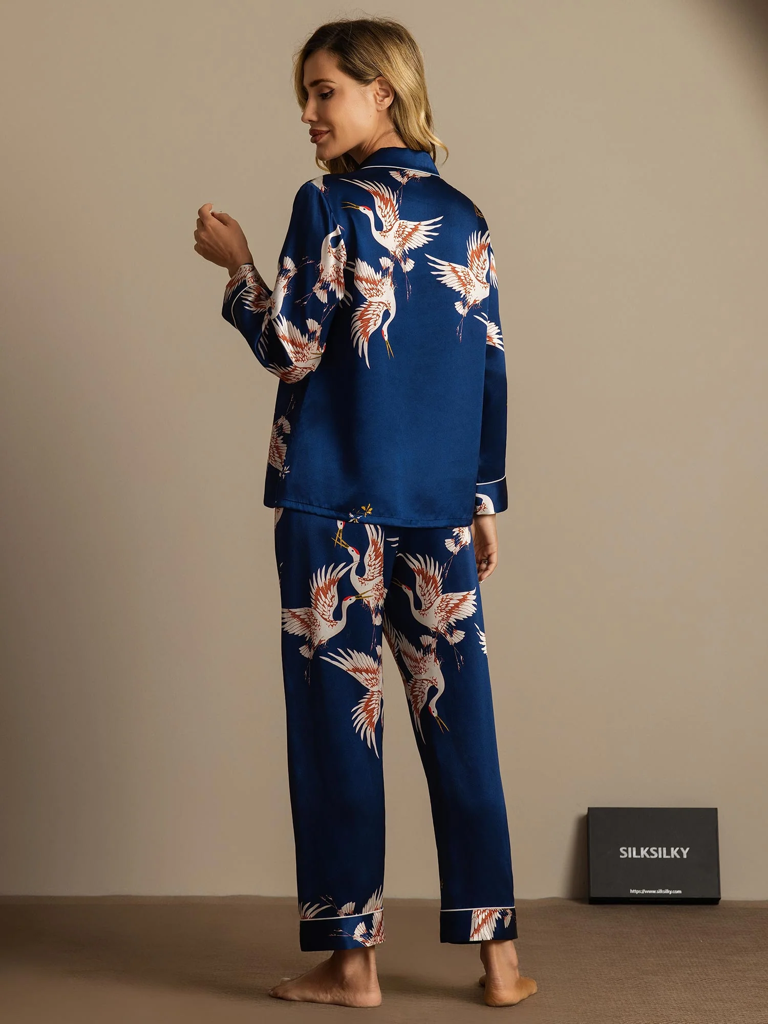 19Momme Damen Reines Seidenpyjama Set Mit Kranichdruck Und Langarmkragen - Image 16