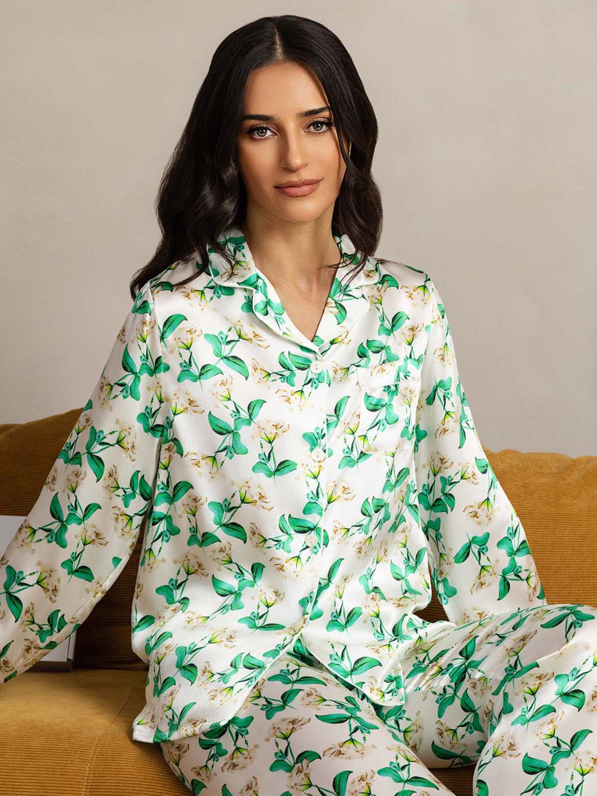 Damen Schlafanzug Aus Reiner Seide Mit Grünem Blumenmuster Und Langarm Mit Reverskragen