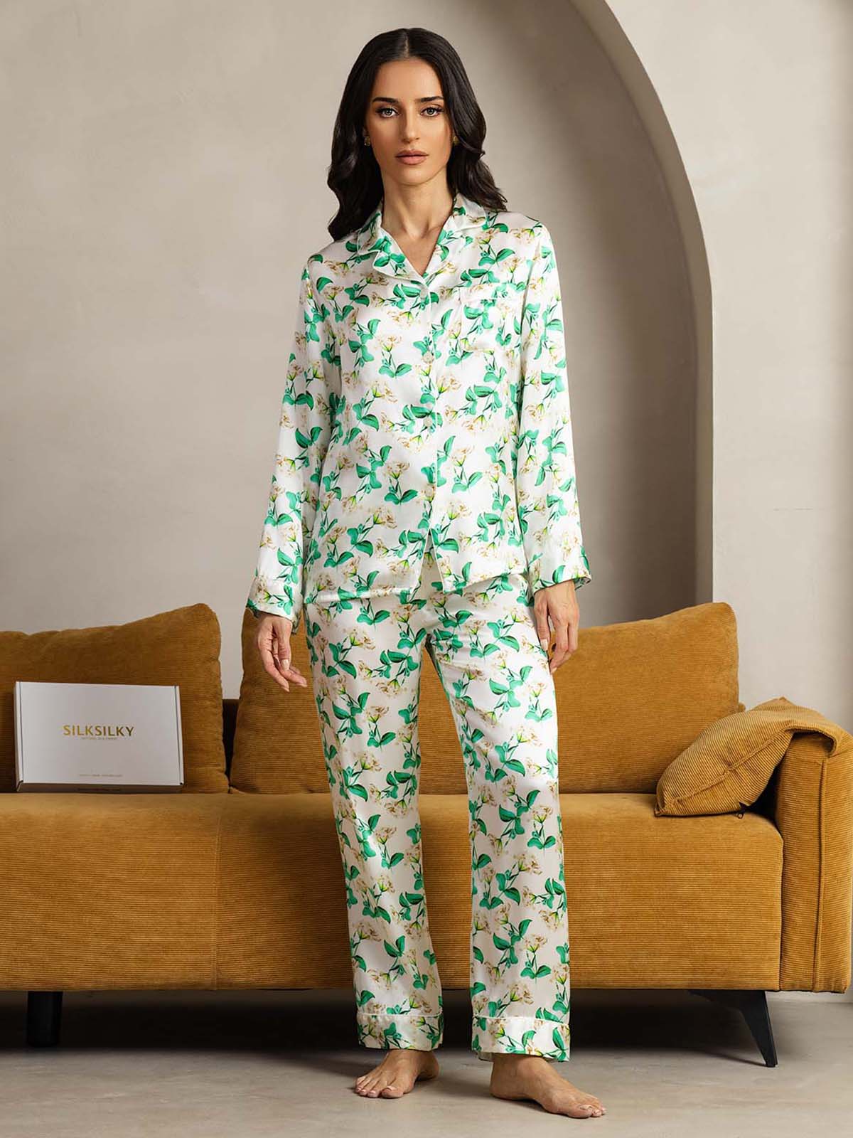 Damen Schlafanzug Aus Reiner Seide Mit Grünem Blumenmuster Und Langarm Mit Reverskragen - Image 2