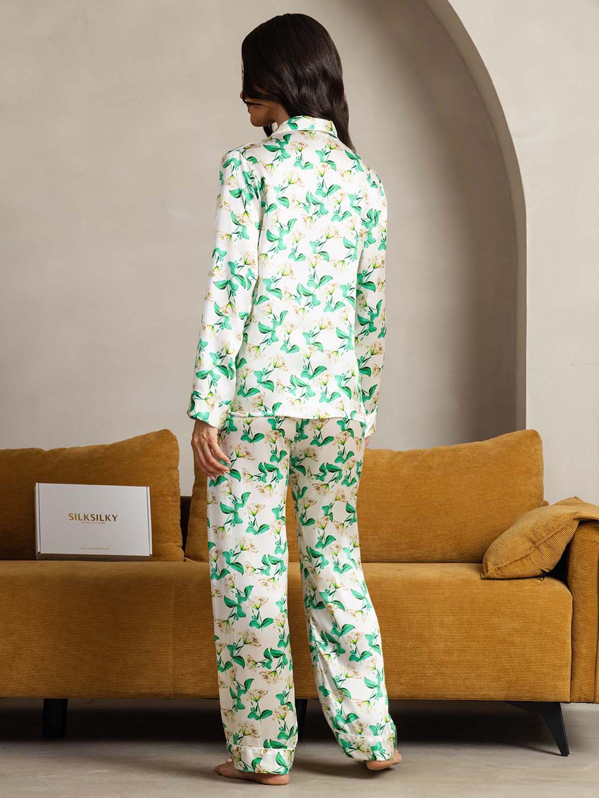 Damen Schlafanzug Aus Reiner Seide Mit Grünem Blumenmuster Und Langarm Mit Reverskragen - Image 3