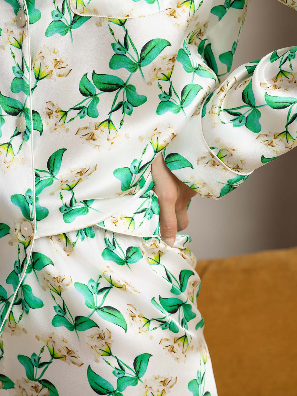 Damen Schlafanzug Aus Reiner Seide Mit Grünem Blumenmuster Und Langarm Mit Reverskragen - Image 8
