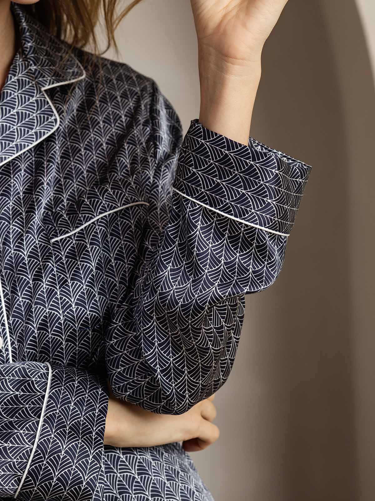 Damen Schlafanzug Aus Reiner Seide Mit Navy Gingko Muster Und Langarm Mit Reverskragen - Image 7